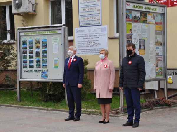 Delegacja samorządowców przed Urzędem Miasta