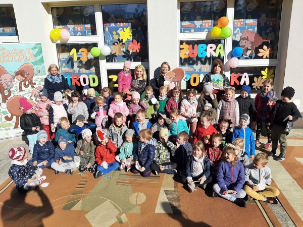 zdjęcie grupowe przedszkolaków przed budynkiem jednego z przedszkoli