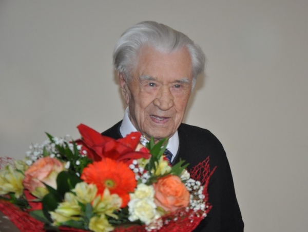portret jubilata z bukietem kwiatów