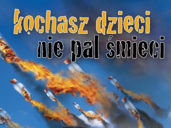 płonące plastikowe butelki i napis: Kochasz dzieci nie pal śmieci