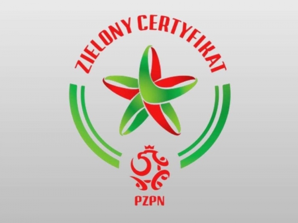 gwiazdka w okręgu w kolarach zielony i czerwony. logiem PZPN i napisem Zielony Certyfikat.