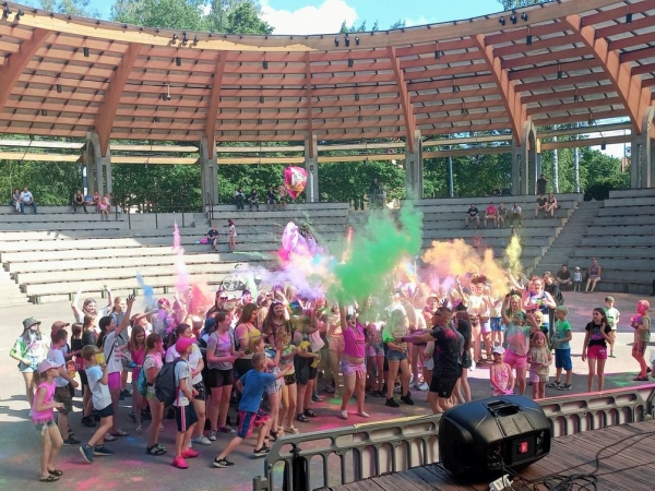 grupa dzieci na placu przy amfitearze podczas Festiwalu Kolorów Holi