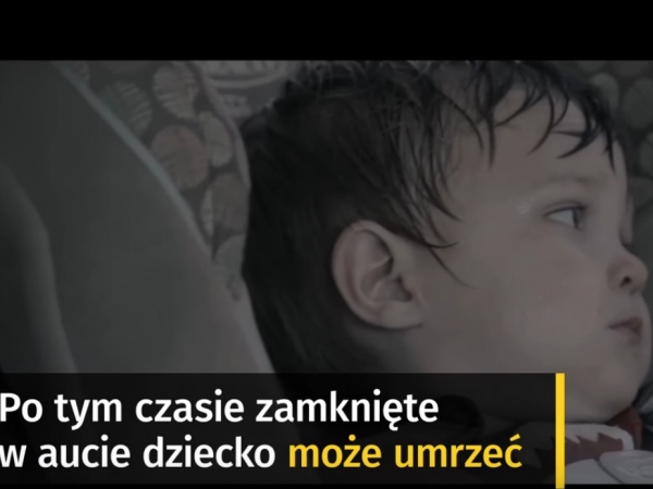 dziecko w samochodzie oraz napis" Po tym czasie zamkniete w aucie dziecko moze umrzeć.