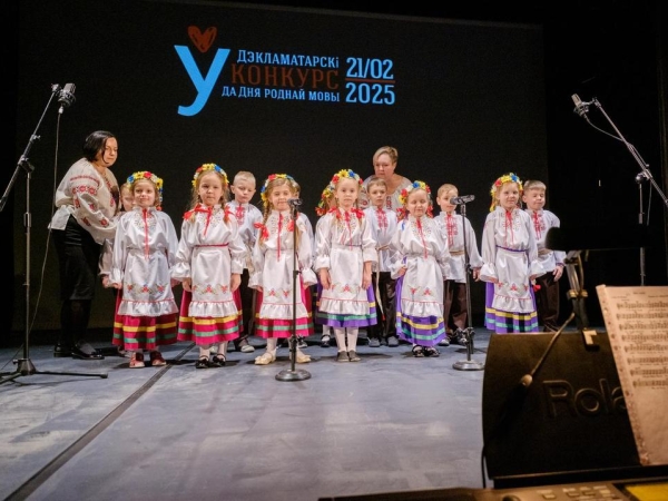 grupa dzieci na scenie