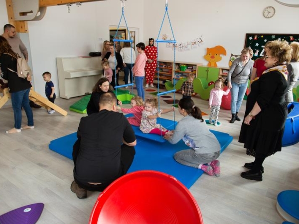dzieci i opiekunowie w sali sensorycznej