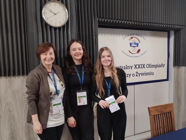 Pani Alina Plis, Karolina Ostapkowicz i Magda Skiepko pozują do wspólnego zdjęcia