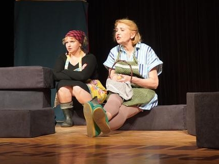 dwie aktorki teatru BaWiMo występujące na scenie HDK