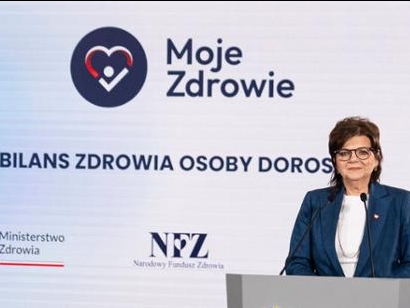 kobieta przy mównicy, w tle widać loga i nazwę projektu