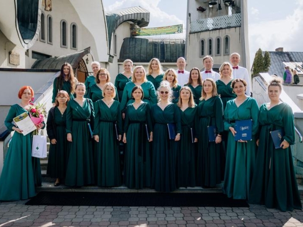 chór pozuje do zdjęcia na schodach do Soboru