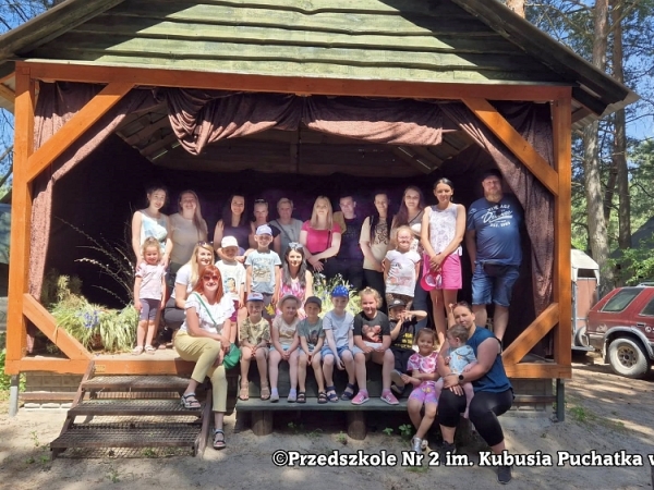 zdjęcie grupowe dzieci z opiekunami pod wiatą