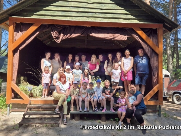 dzieci i opiekunowie pozują do zdjęcia