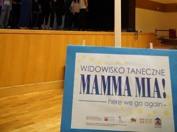 scena, u dołu napis mamma mia