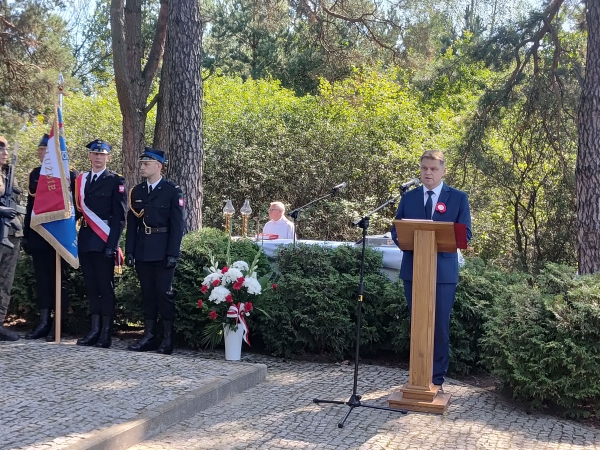 Burmistrz podczas przemówienia w trakcie uroczystości