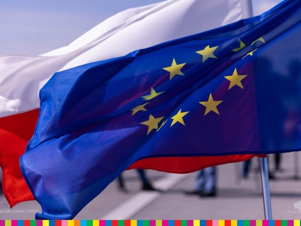 flaga Unii Europejskiej i Polski powiewające na wietrze