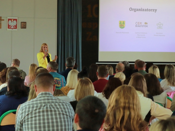 zastępca Burmistrza wypowiadająca się do do zgromadzonych na konferencji gości 