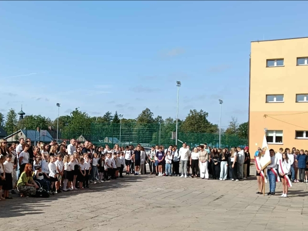 uczniowie zebrani podczas uroczystego apelu inaugurującego rok szkolny
