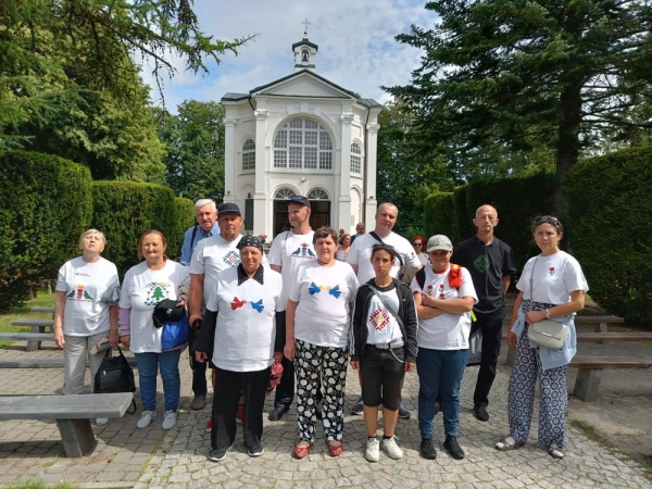 grupa osób pozuje do zdjecia w koszulkach