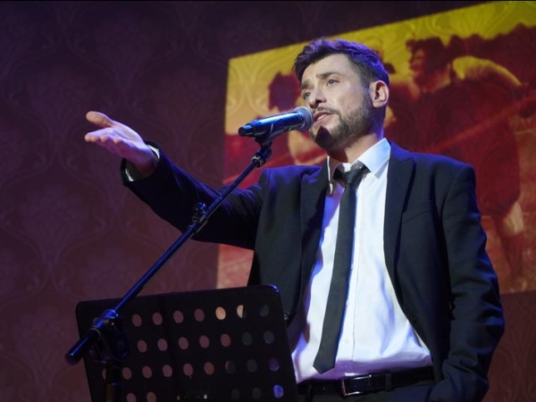 Kacper Kuszewski występującego na scenie HDK