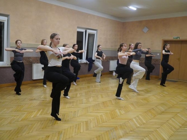 dziewczęta podczas tańca