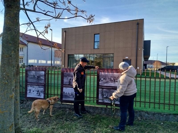 wystawa fotografii zawieszona na ogrodzeniu