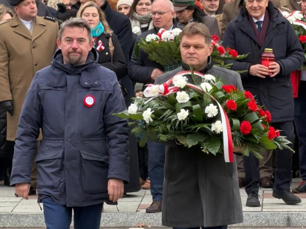 delegacja niesie kwiaty