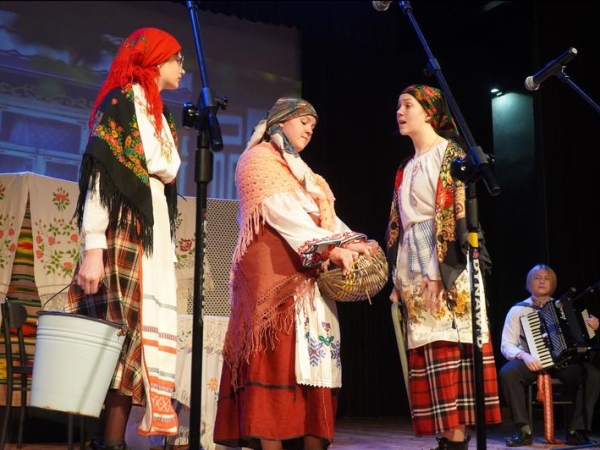 trzy osoby w ubraniach białoruskiech podczas przedstawienia obrzędu