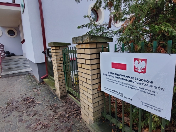 tablica informacyjna przy budynku