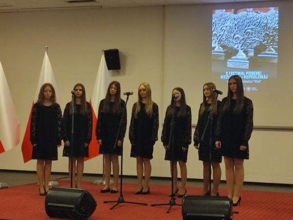7 dziewcząt podczas występu