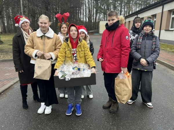 grupa młodzieży z prezentami