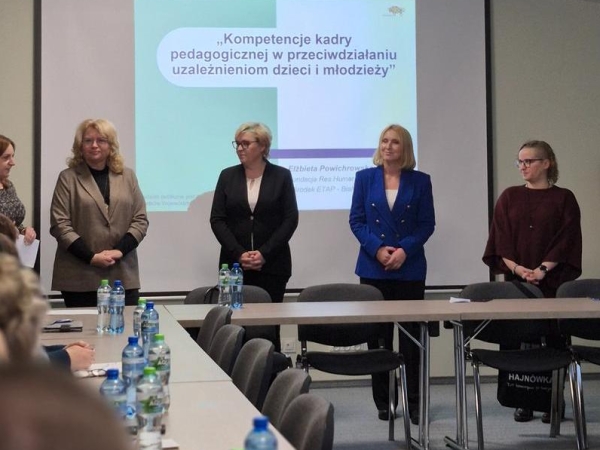 cztery osoby na zdjeciu w tle widać wyświetlaany temat spotkania