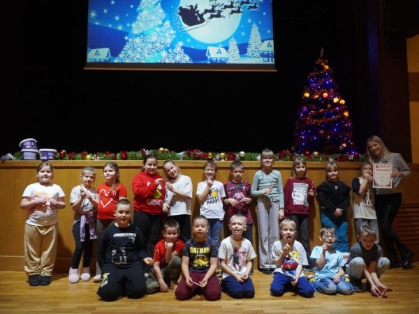 duża grupa dzieci. W tle widać dekorację świąteczną
