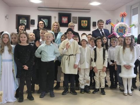 Zdjęcie władz miasta wraz z uczniami sp nr 3