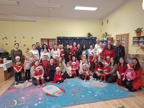Zdjęcie grupowe wszystkich dzieci wraz z rodzicami.