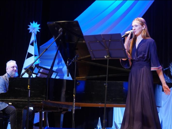 Na scenie Anna Bielawska, przy fortepianie Dawid Sulej - Rudnicki