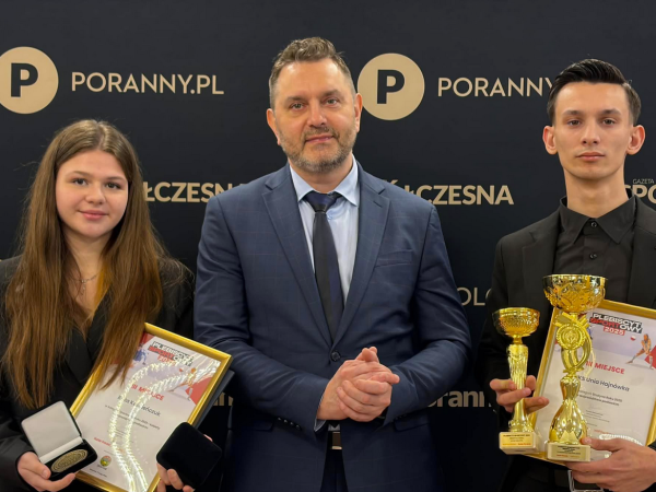 laureaci plebiscytu trzymają dyplomy i statuetki