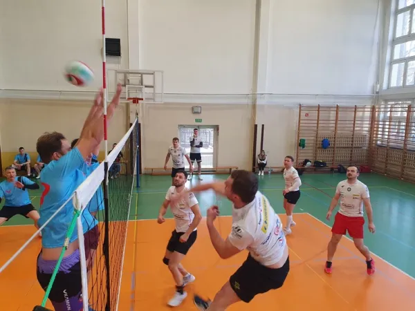 piłka odbijana jest po bloku