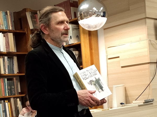autor promowanych książek na spotkaniu