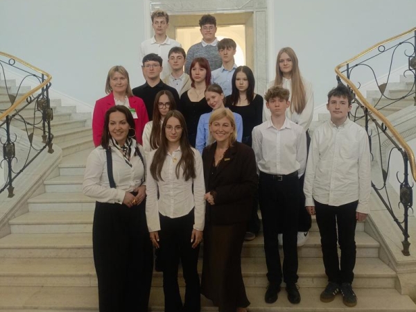 Wspólne zdjęcie reprezentacji Młodzieżowej Rady Miasta z posłankami - Alicją Łepkowską - Gołaś i Barbarą Okułą