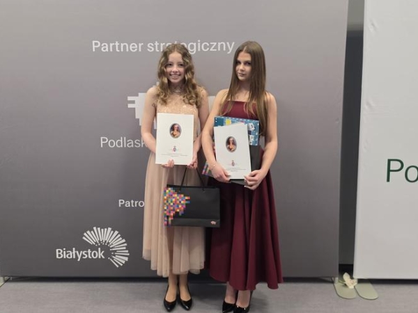 solistki z HDK pozują do zdjecia. W dłoniach trzymają dyplomy