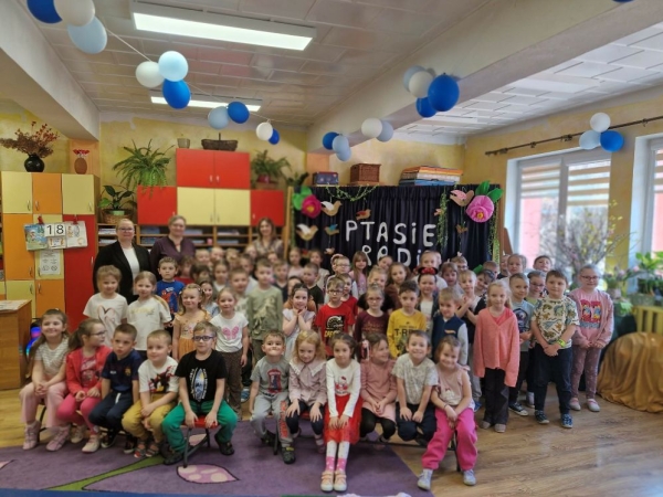 uczestnicy przeglądu logopedycznego. W tle widnieje napis „ Ptasie Radio”.