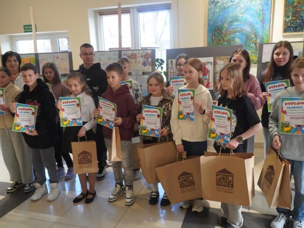 laureaci konkursu z dyplomami i upominkami