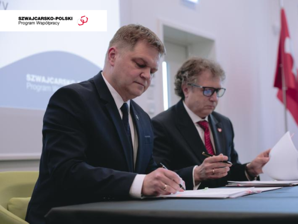 Burmistrz Miasta Hajnówka pdopisujący umowe projektu polsko - szwajcarskiego