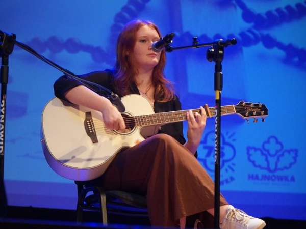 nastolatka z gitarą