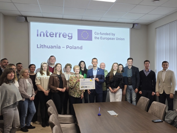 zdjecie grupowe uczestników wiyty