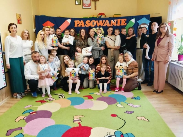 dzieci, rodzice, opiekunki i pani dyrektor pozują do zdjęcia