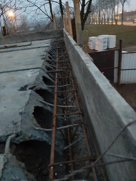 budynek domu pomocy w trakcie budowy