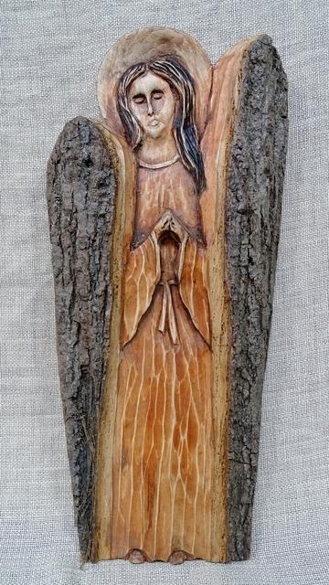 płaskorzeźba modlącego się anioła