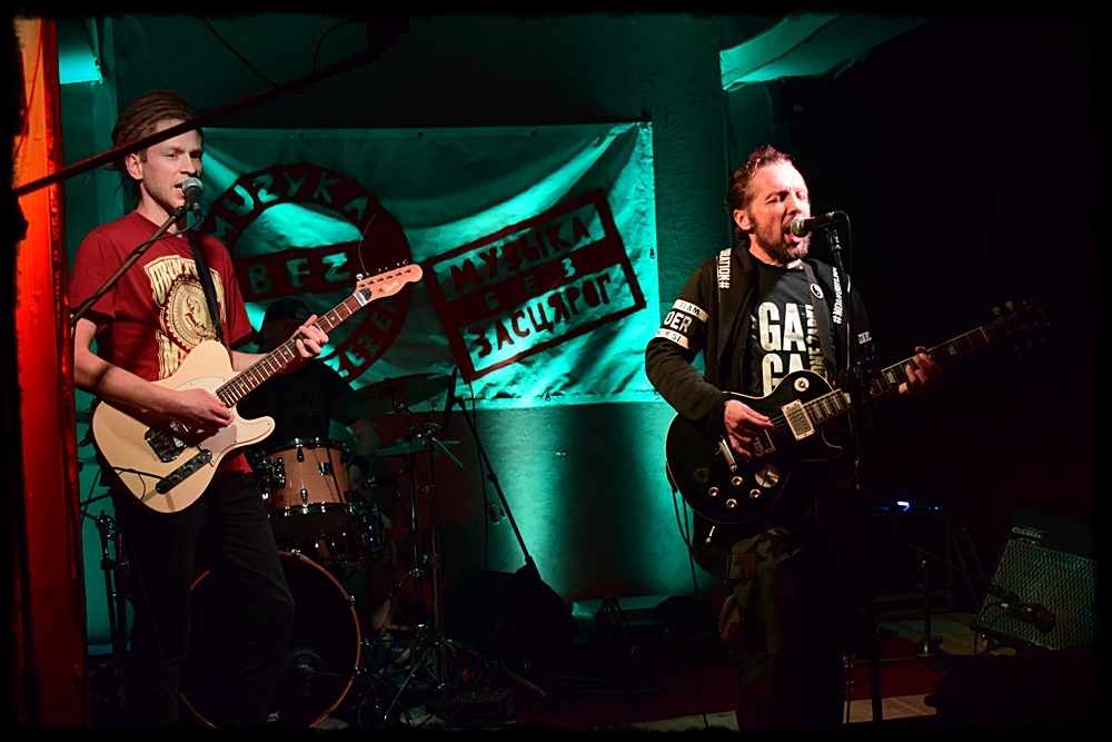 występ dwóch mężczyzn z gitarami elektrycznymi