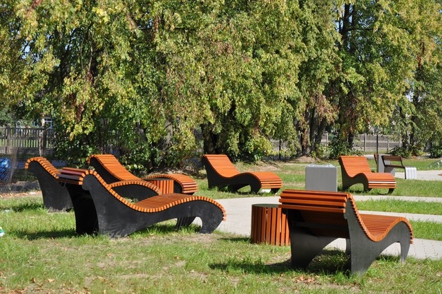 drewniane leżaki ustawione na placy zabawa