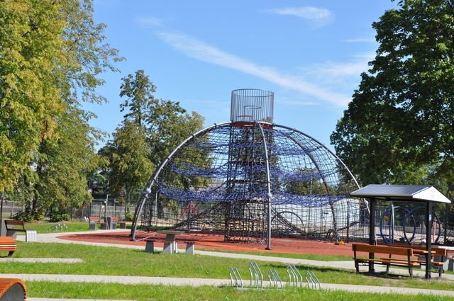 kadr ukazujący urządzenie typu piramida linowa